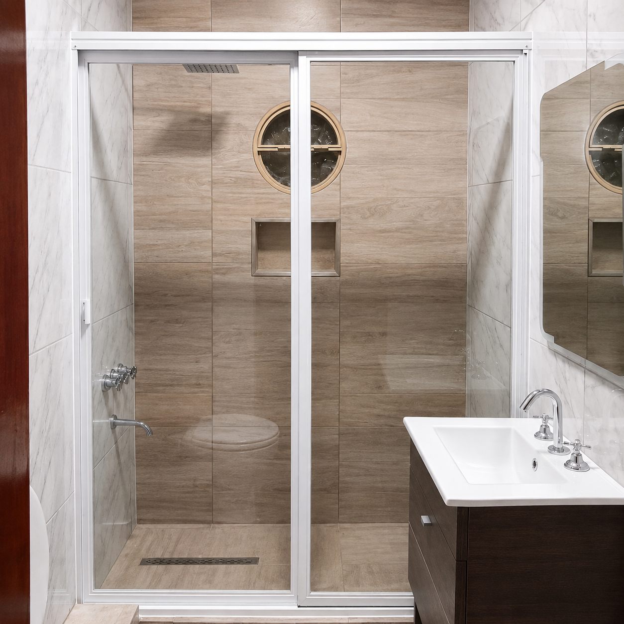 Mampara corrediza de baño en aluminio blanco con amplios paños de vidrio