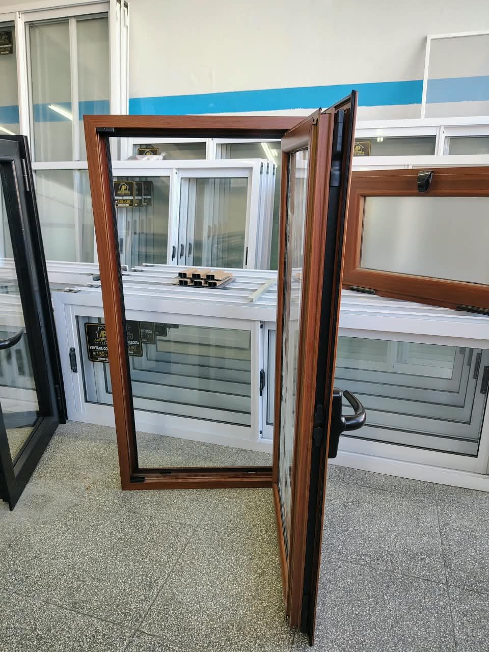 Ventana de abrir de aluminio con acabado símil madera, hoja practicable abierta